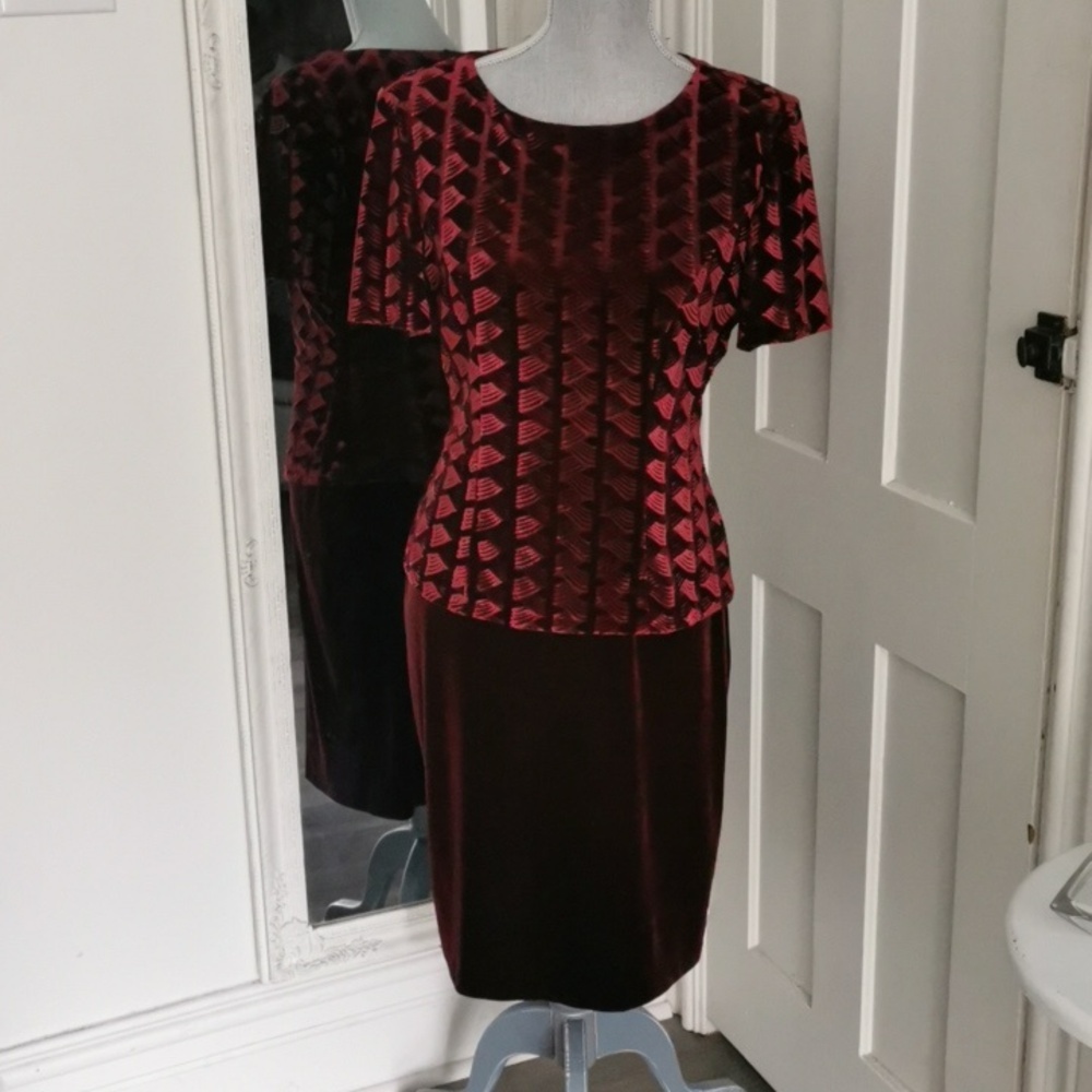 Vintage ALGO burgundy velvet embossed short sleeve dress. Size 10.